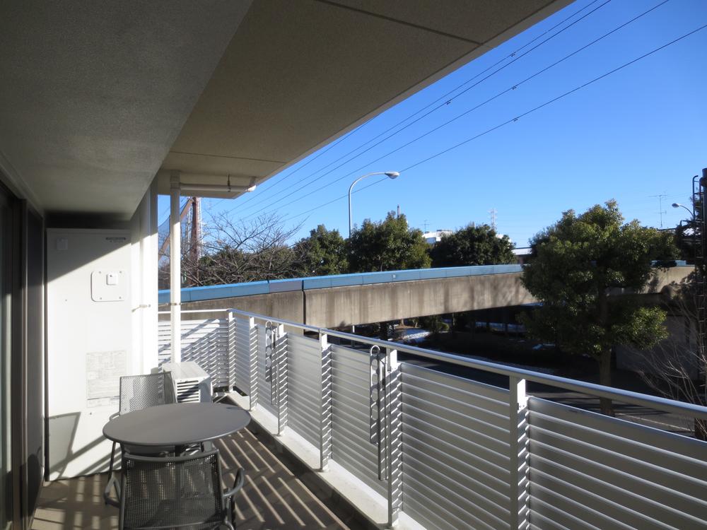 View photos from the dwelling unit. Plug the bright sunlight from the south-facing balcony.