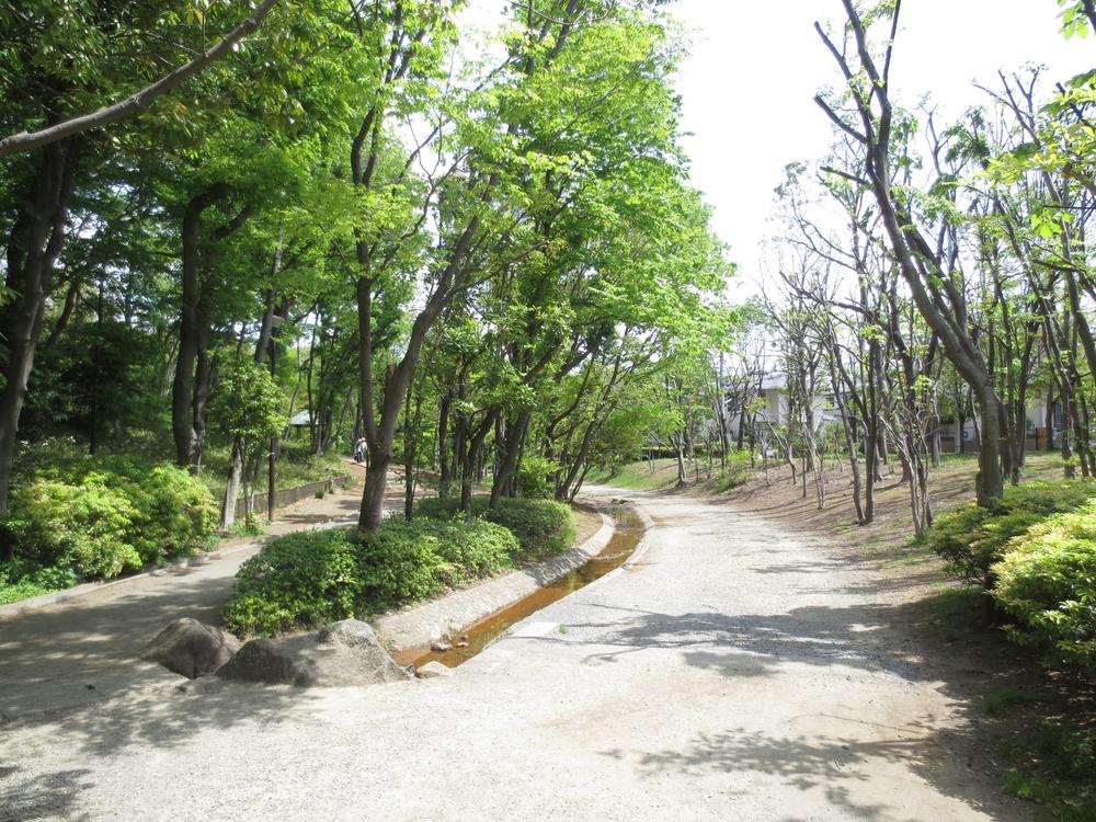 Other. Adjacent to the condominium site "toy bamboo-leaf boat of the road" is, You can enjoy a pleasant stroll and green.