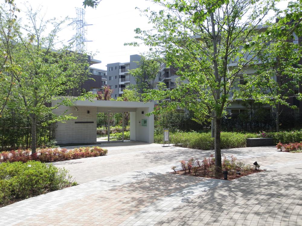Other common areas. Surrounded by green season gate (apartment entrance).