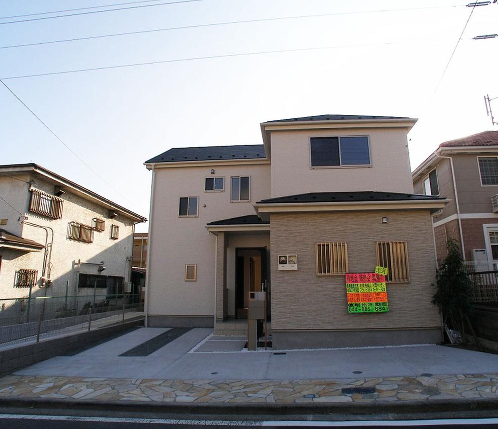 Local photos, including front road. Local (11 May 2013) Shooting