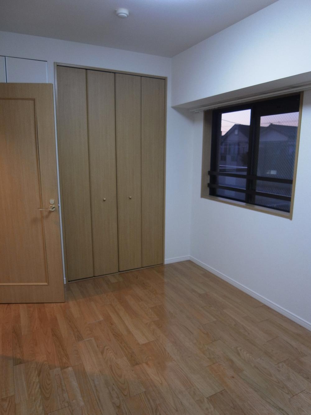 Non-living room. Two-sided lighting Western-style