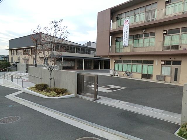 Junior high school. 1300m to Yokohama Municipal Hayabuchi junior high school