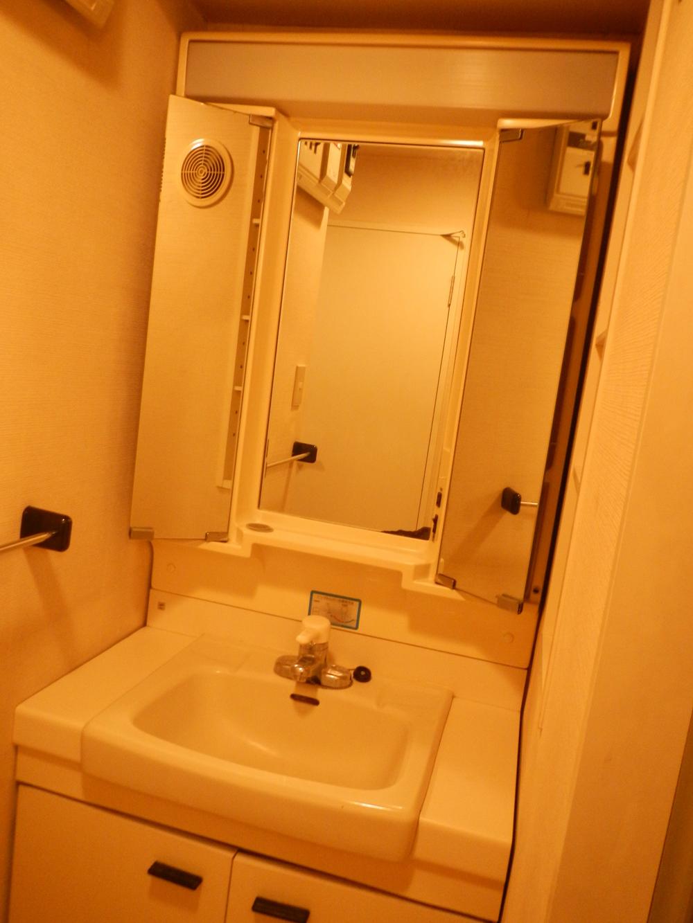 Wash basin, toilet. Indoor (11 May 2013) Shooting