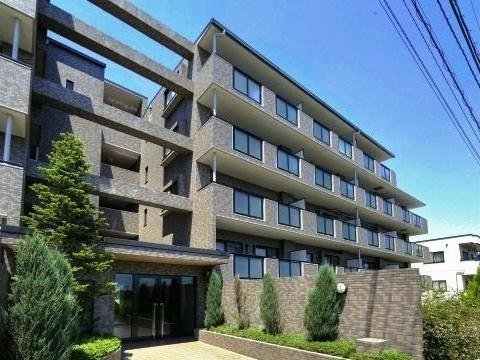 Local appearance photo. 1997 is built. There is also a bus stop in the "center north" to go to the nearby properties.