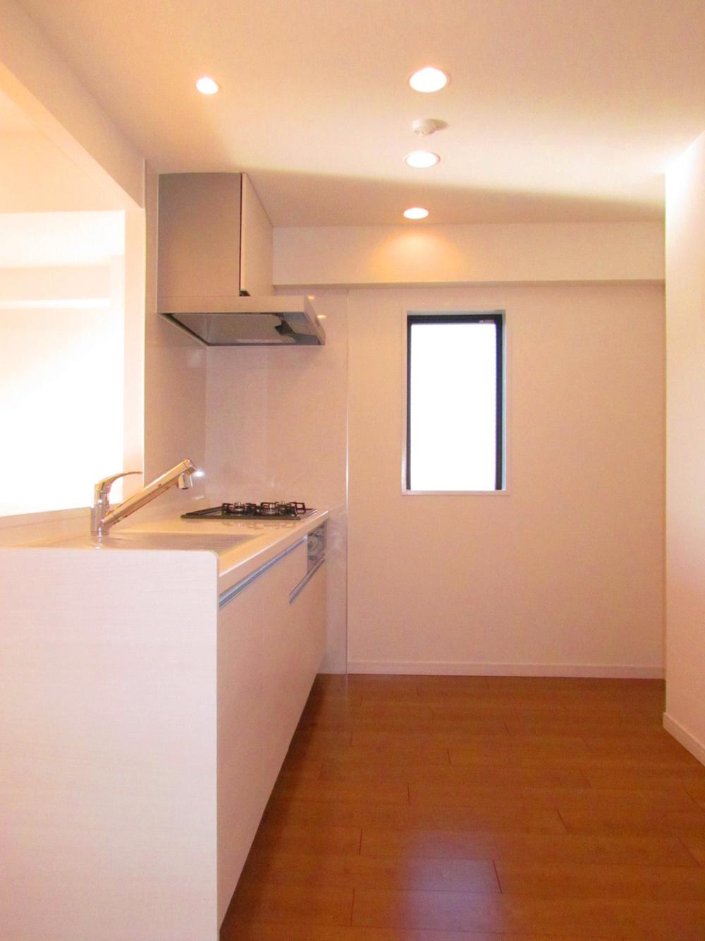 Kitchen. Wife of the castle we secure a spacious space! Face-to-face kitchen! Daylighting ・ There is also a ventilation window