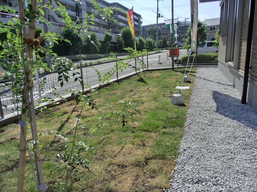 Garden. The south side of the garden is spacious, It is also possible to enjoy set up a barbecue and pool.