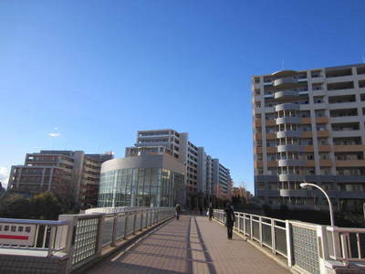 Building appearance. And train station, By the barrier-free pedestrian deck, Direct connection! !