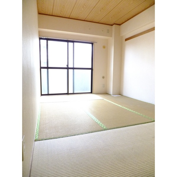 Living and room. Tatami exchange to move just before