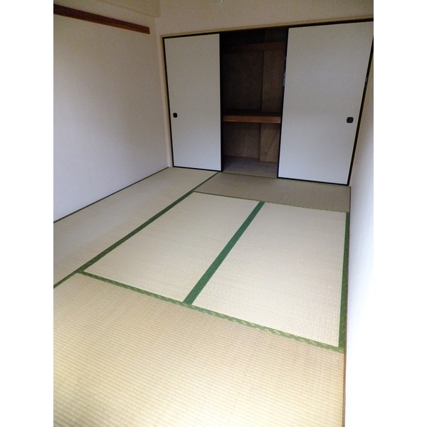 Living and room. Tatami exchange to move just before