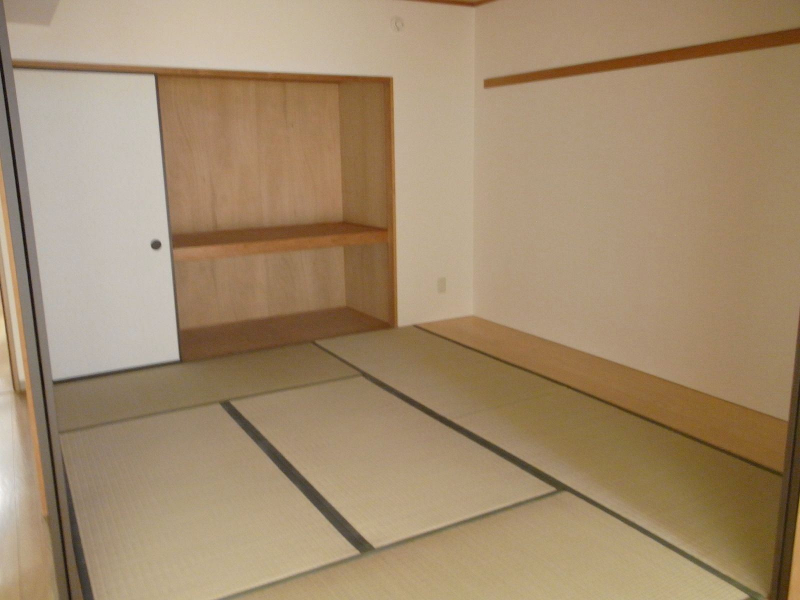 Other room space. Japanese-style room 6 tatami It is safe in the flat from the living room!