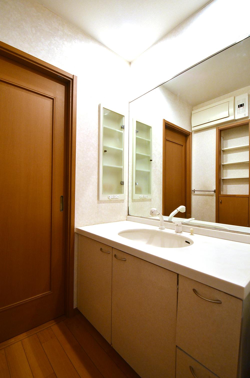Wash basin, toilet