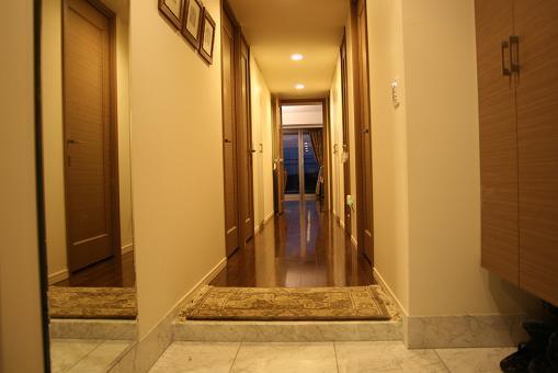 Entrance. Affluent corridor having a width of about 1m