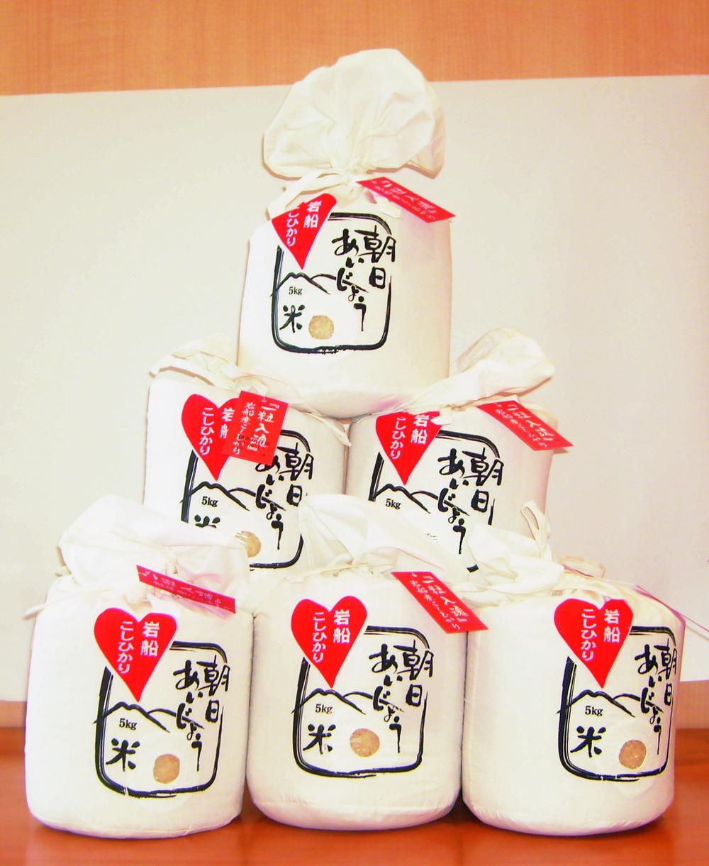 Present. Have been carefully selected from Asahi district that are especially delicious also the "Asahi love rice" 5kg to customer contracts concluded in the gift Iwafune region (formerly Asahi village) is "Koshihikari". Ear was mowing the was ripe head bowed to golden. Grain, And finished with a tasty rice grain was firmly.