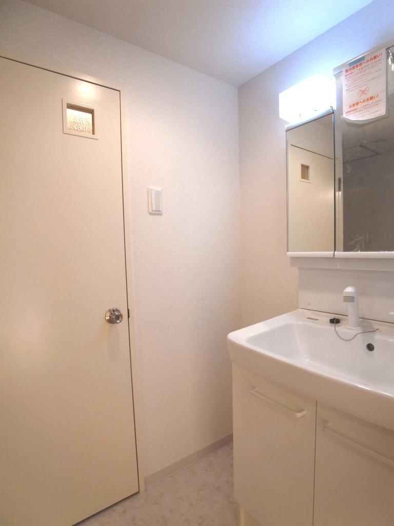 Wash basin, toilet. Indoor (12 May 2013) Shooting