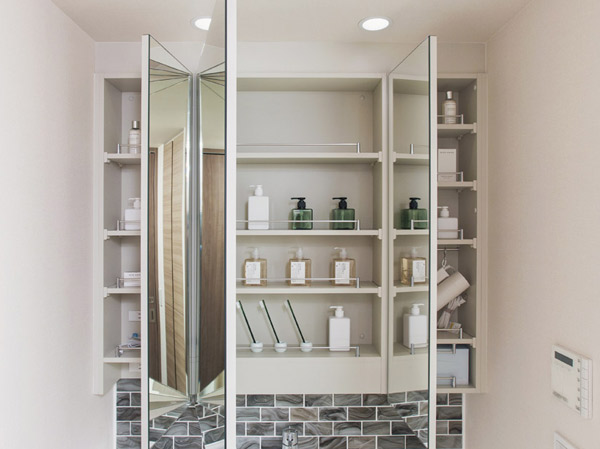 Bathing-wash room.  [With storage three-sided mirror] Equipped with storage space on the back side of the large mirror. It is convenient to organize, such as cosmetics.