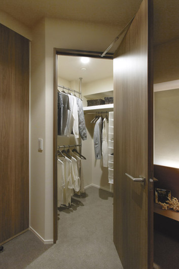 Receipt.  [Walk-in closet] Walk-in closet that can help you organize, such as clothing and seasonal supplies.