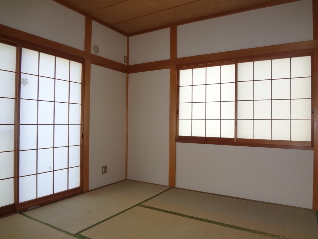 Living and room. Japanese-style room 6 quires. It has views of the garden. 