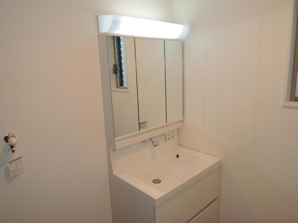 Wash basin, toilet. Vanity room (No.3)