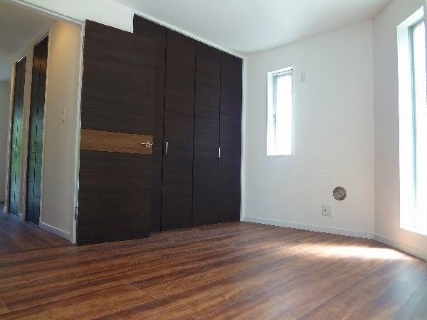 Non-living room. 1st floor, Bright room to plug the light.