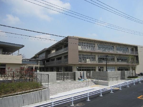 Junior high school. Hayabuchi until junior high school 820m Hayabuchi junior high school