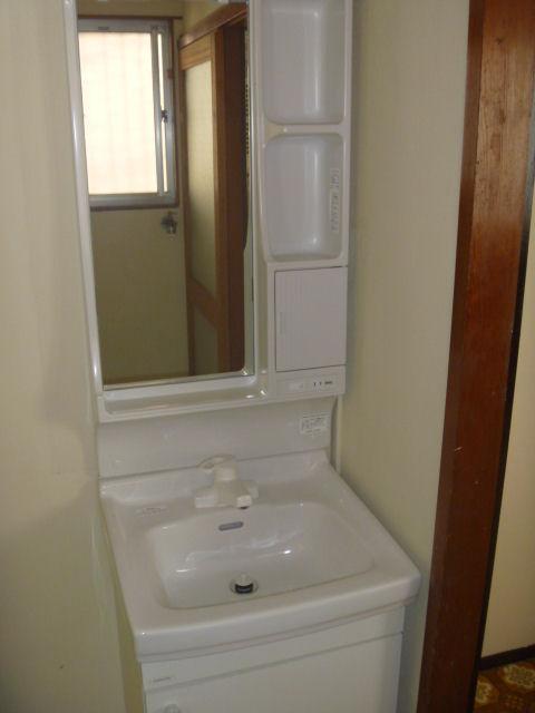 Wash basin, toilet. Indoor (January 2013) Shooting