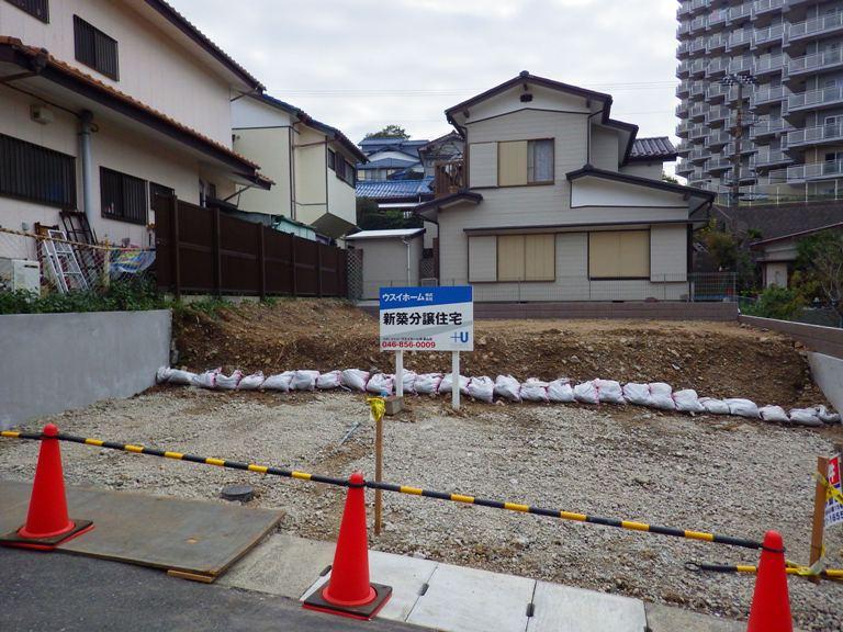Local photos, including front road. 3 units can be in the car space parallel.