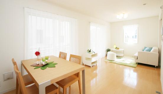 Non-living room. Spacious dining guests can relax with your family