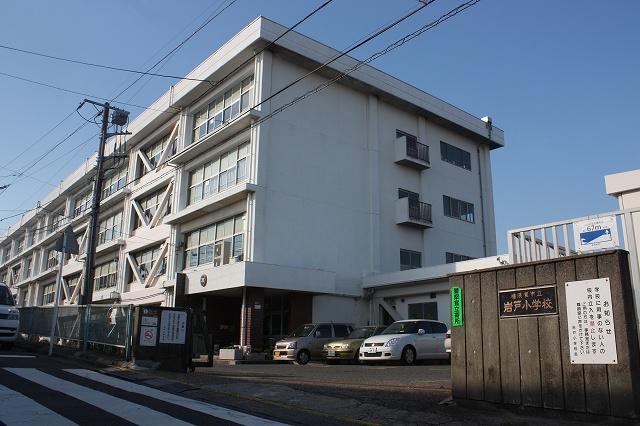 Primary school. 591m to Yokosuka Municipal Iwato Elementary School