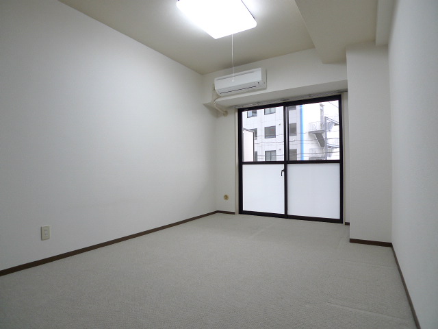 Living and room. Western-style warmth carpet finish