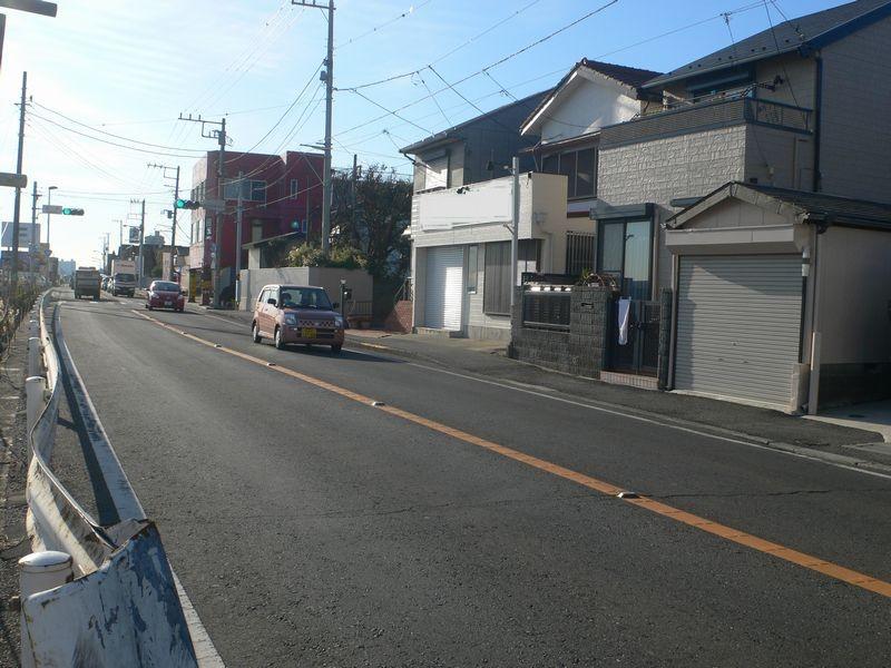 Local photos, including front road. Local (12 May 2011) Shooting Front width 10.5m public road