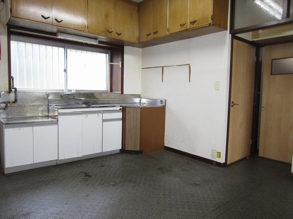 Kitchen. About 6 Pledge of kitchen