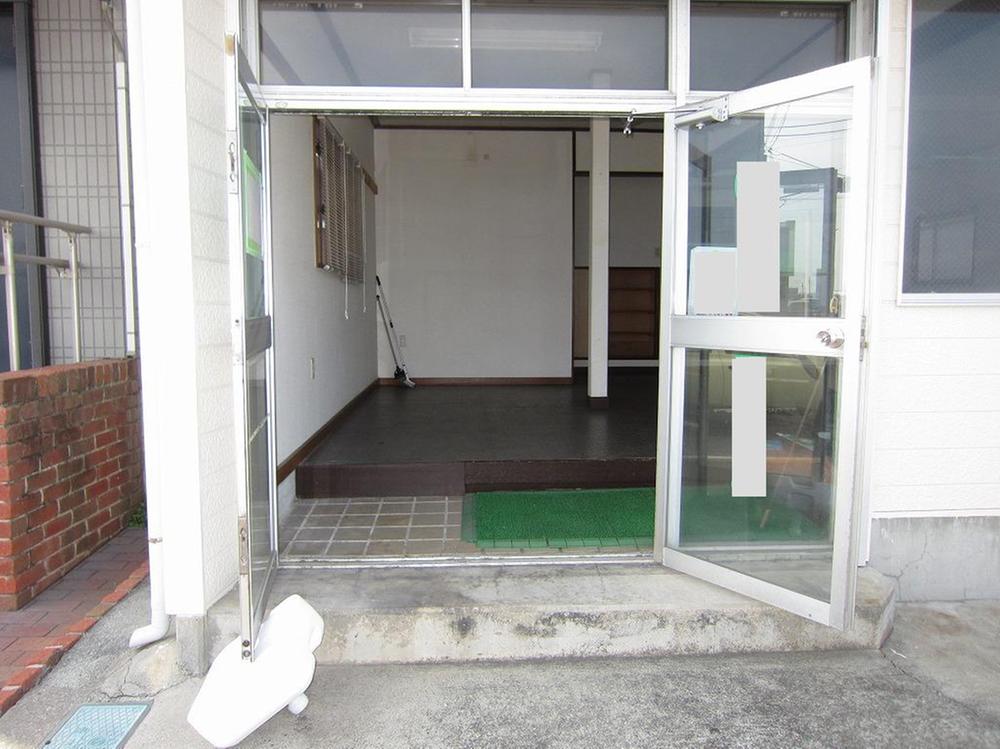 Other. Shuttered table entrance (between a population of about 140 cm)
