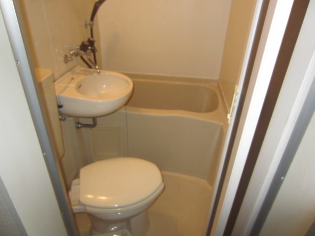 Bath. 3-point unit bus