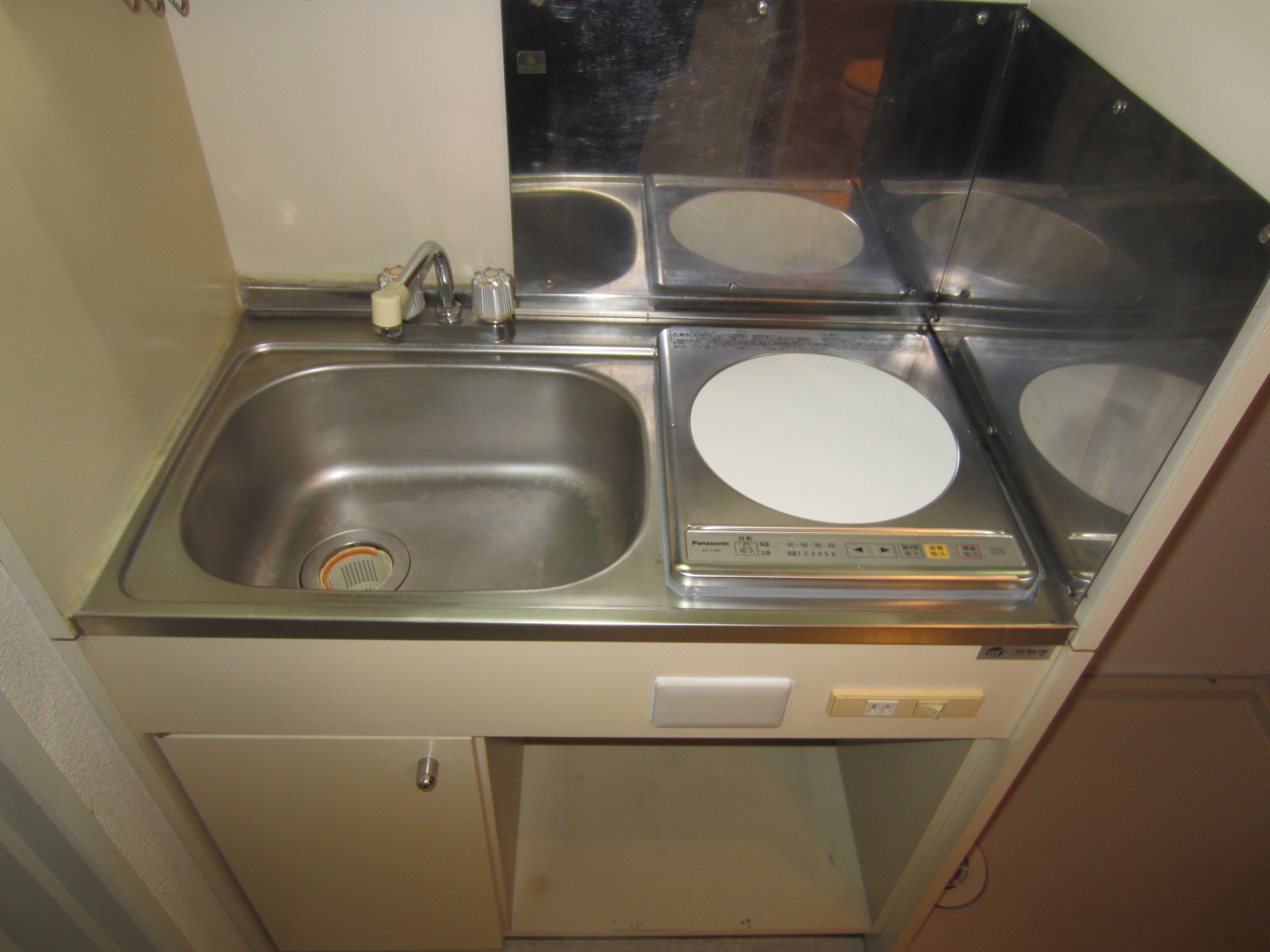 Kitchen. IH was stove new!
