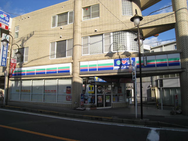 Convenience store. Three F Nobi Station store up to (convenience store) 705m