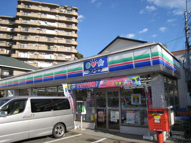 Convenience store. Three F Yokosuka Nobi store up (convenience store) 888m