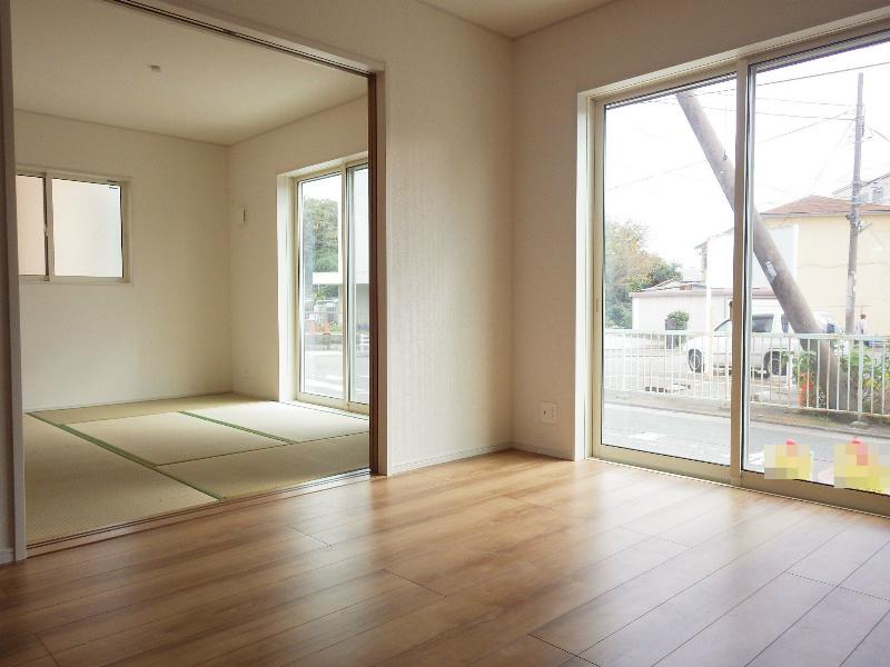 Living. Living of Japanese and Tsuzukiai (Photo is 2 Building)