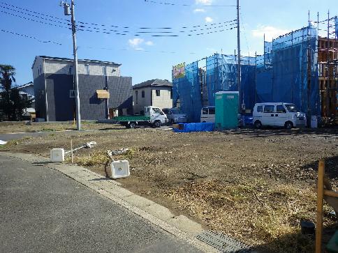 Local photos, including front road. Around is flat land