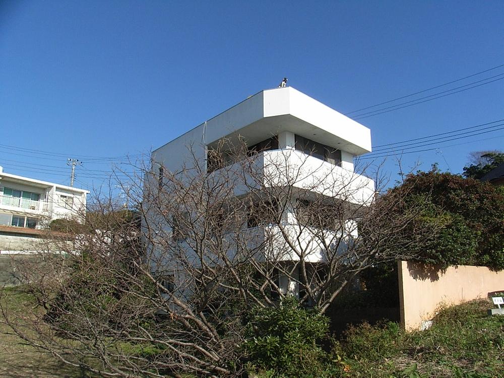 Local appearance photo. In building was spacious size, White outer wall shine in blue sky.