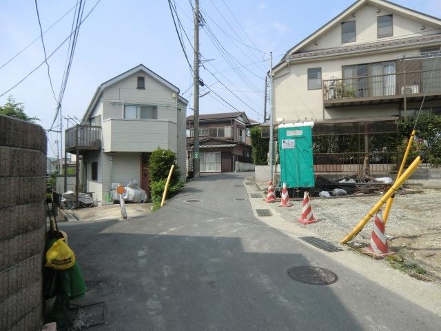 Local photos, including front road. Photos of the west side of the public road 4m