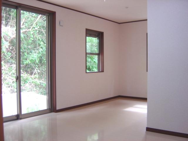 Other.  [Example of construction] Adopt all rooms pair glass