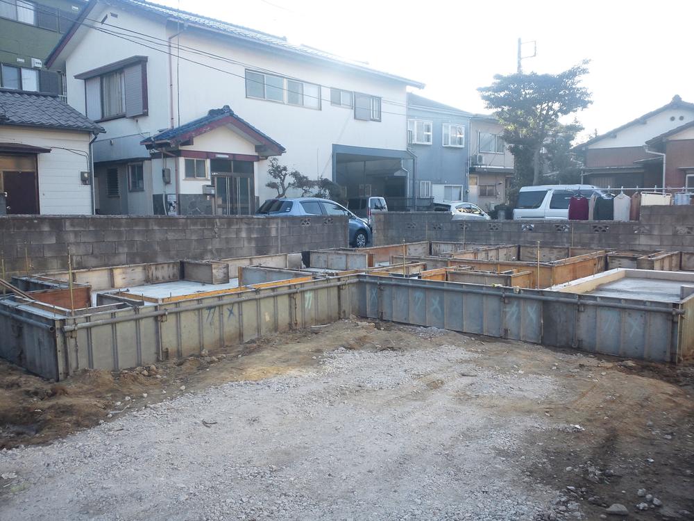 Local appearance photo. A large house of 98 sq m is under construction.