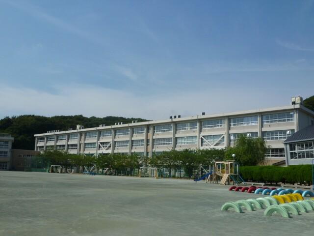 Primary school. 580m to Yokosuka Municipal Tsukui Elementary School
