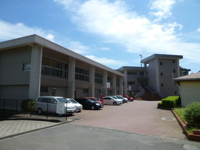 Junior high school. Since the street along the great road to 1170m school to Yokosuka Municipal Nagasawa junior high school, Is a school route that you can rest assured that there is a human eye. 