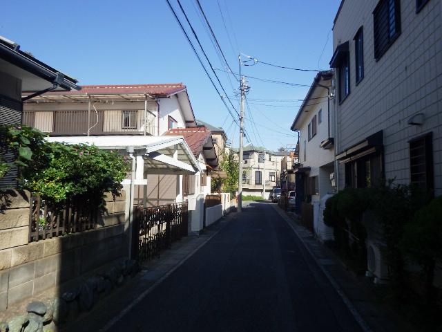 Local photos, including front road. No difference in height between the road