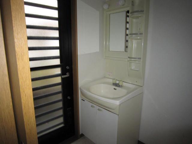 Wash basin, toilet