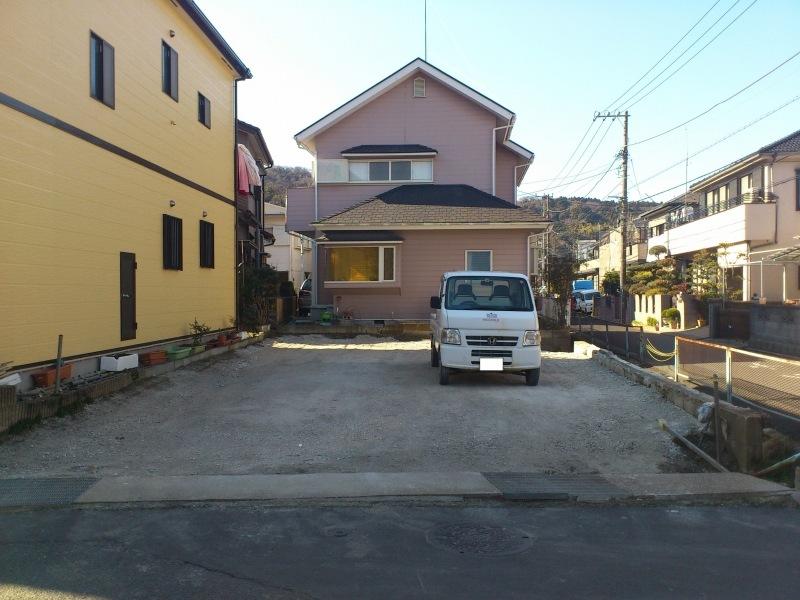 Local photos, including front road. No difference in height between the road