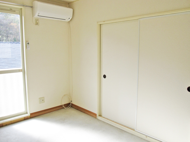 Living and room. Because of sunburn prevention, Tatami is not spread