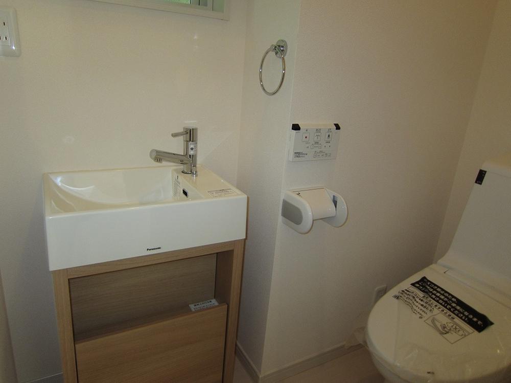 Toilet. The first floor toilet Breadth also enough, There is also a window and mirrors, Instinctively seem to get laid-back