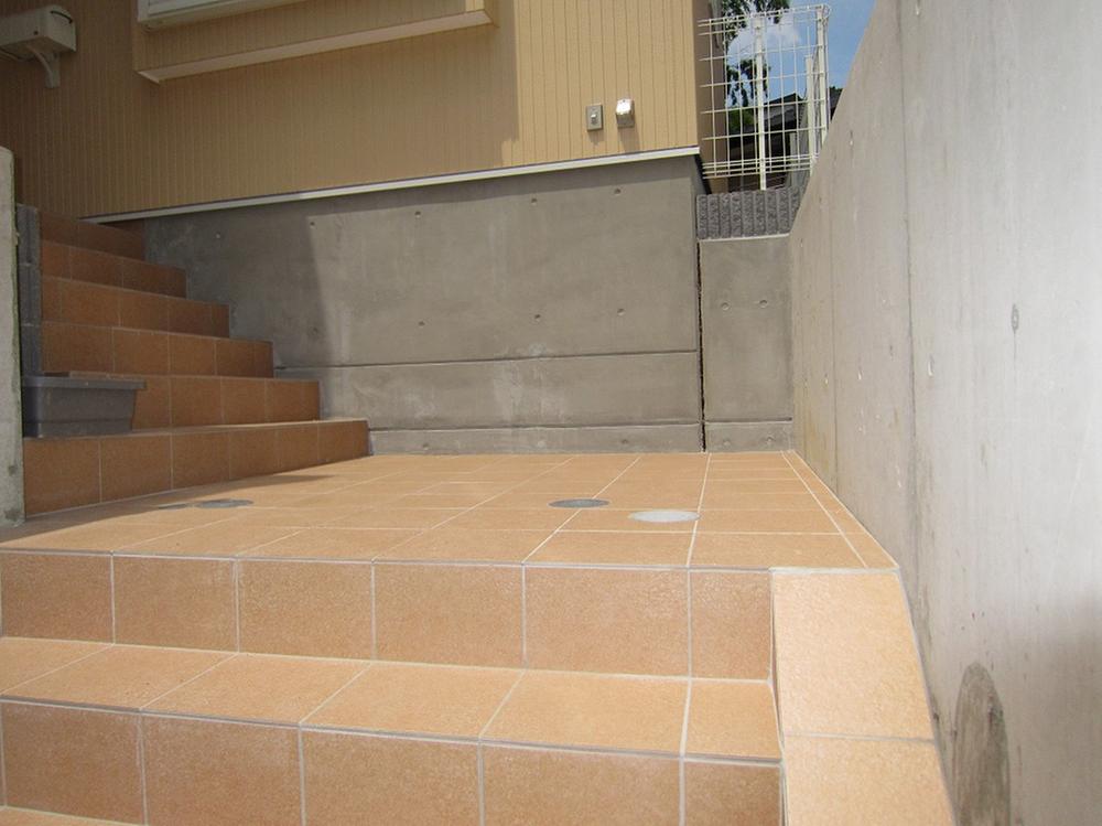 Other. A wide staircase width, Large shopping bag, Also easily climb have a stroller.